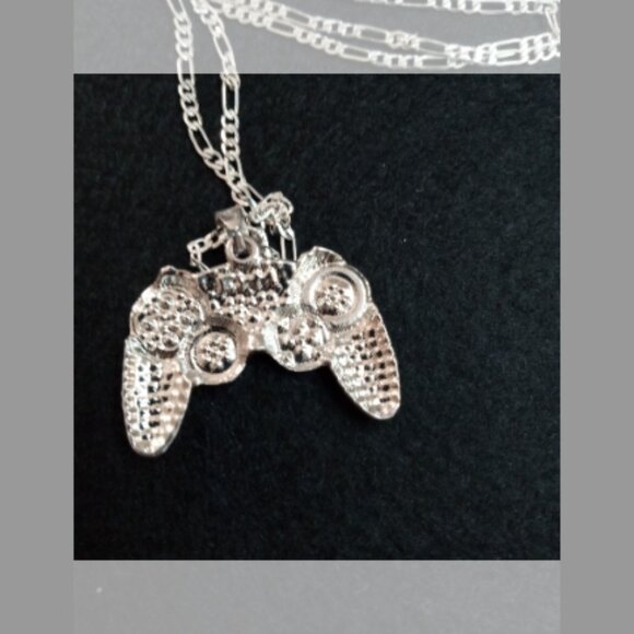 Game controller Pendant Comes with a 22" "925 Silver Chain" - Picture 3 of 3